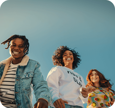 Pessoas sorrindo e olhando para cima